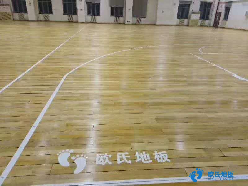 對于提倡全民健身的今天，體育活動(dòng)越來越受到大家的重視，各種體育賽事應(yīng)接不暇，因而對體育活動(dòng)的各項(xiàng)配套要求也越來越高，體育木地板是龐大的運(yùn)動(dòng)木地板系統(tǒng)中的一種，也是廣受大家歡迎的運(yùn)動(dòng)地板種類。 體育木地板根據(jù)材質(zhì)的不同可以劃分為實(shí)木地板、負(fù)離子木地板、強(qiáng)化木地板和實(shí)木復(fù)合地板等類型。這些種類都能在一定程度上滿足各種場地對地板的要求。 相比其他種類的木地板種類，體育木地板的性能要求要高出很多。高吸震性、承載性和抗變形性能是體育木地板的基本要求，并且由于運(yùn)動(dòng)員對地面要求比較苛刻，當(dāng)?shù)孛孢_(dá)不到標(biāo)準(zhǔn)而出現(xiàn)滑或者澀的情況，都會(huì)影響運(yùn)動(dòng)員的發(fā)揮甚至受到傷害，所有體育木地板表面的摩擦系數(shù)要求是0.4-0.7之間。 除此之外，籃球場地的木地板還要求地板具備球體反彈能力，測試結(jié)果必須達(dá)到90%以上。 油漆也是體育木地板很重要的環(huán)節(jié)，油漆的程序可劃分為兩種，既可以在工廠使用UV漆完成，也可以在施工現(xiàn)場涂刷聚胺酯漆完成，但同樣需要滿足0.4-0.7的摩擦系數(shù)要求。