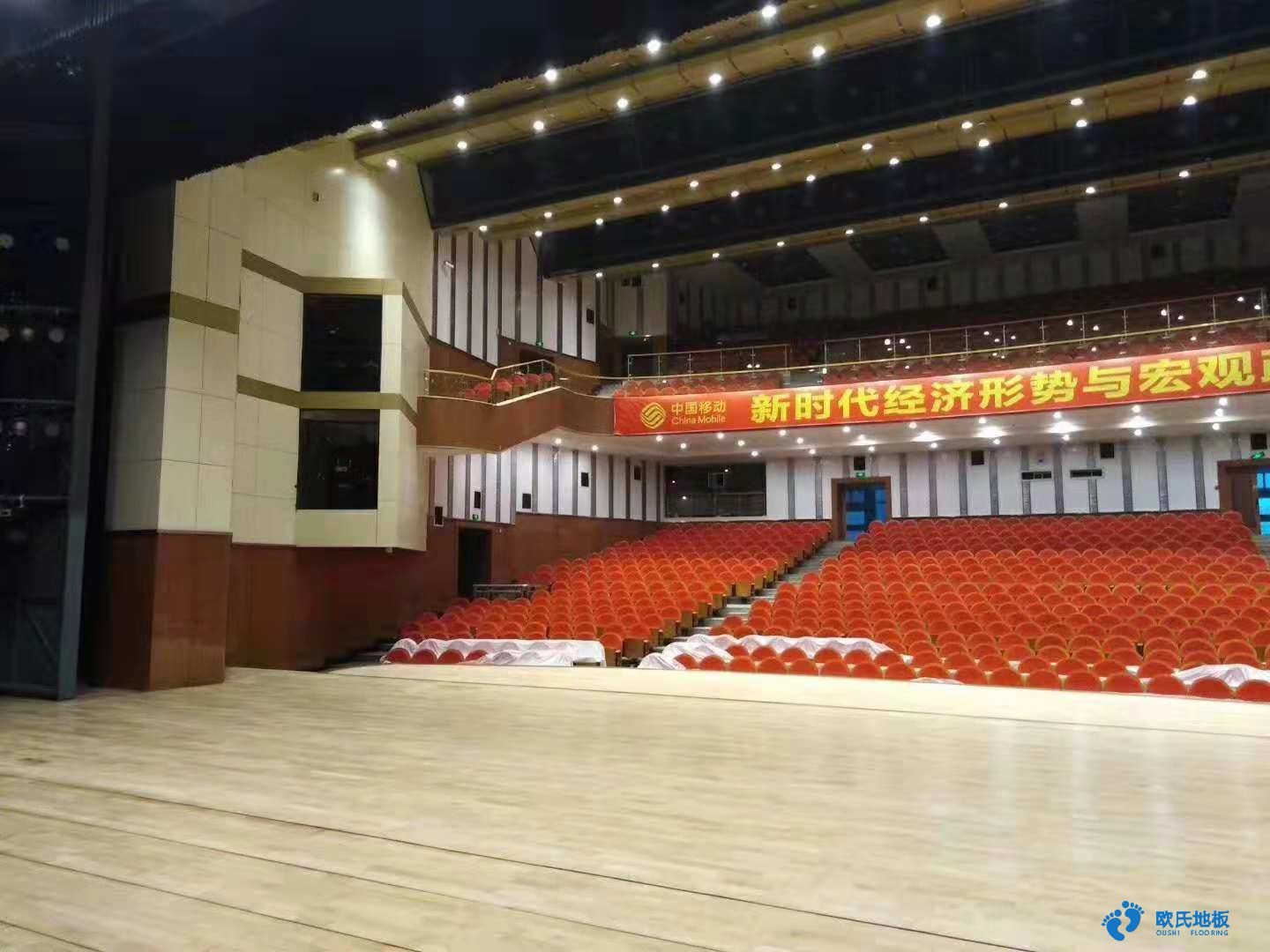 室內(nèi)籃球館木地板比pvc運(yùn)動地板更專業(yè)