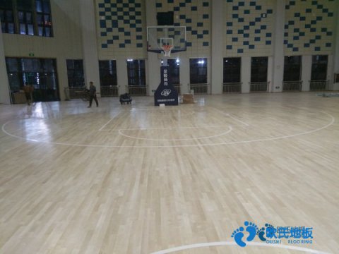 學(xué)?；@球場(chǎng)地木地板能拖嗎