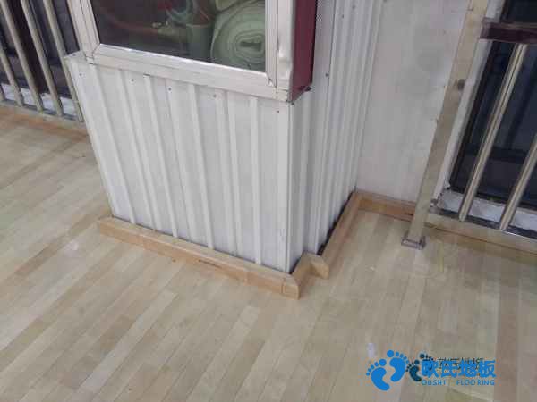 學(xué)?；@球場地木地板能拖嗎