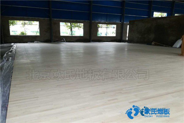 學(xué)校籃球場(chǎng)地地板特點(diǎn)