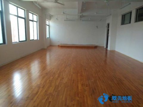 學(xué)?；@球場(chǎng)地地板特點(diǎn)
