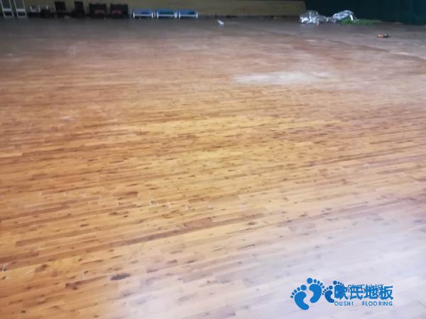 單龍骨運動體育地板保養(yǎng)方法