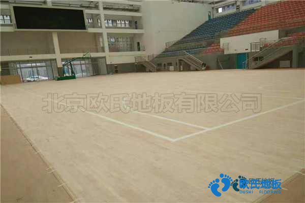 學校籃球場地地板生產(chǎn)設備