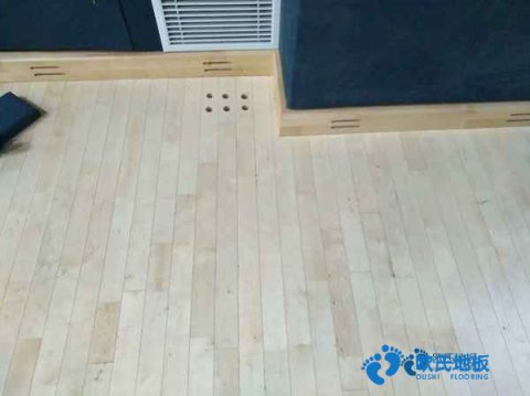 學?；@球場地木地板如何挑選