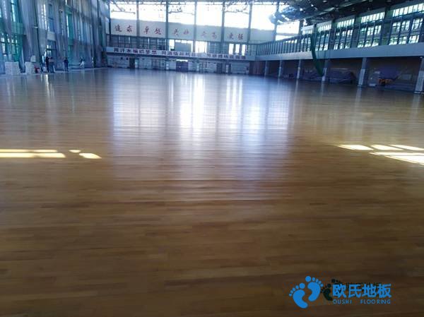 學(xué)?；@球館地板生產(chǎn)的工作環(huán)境