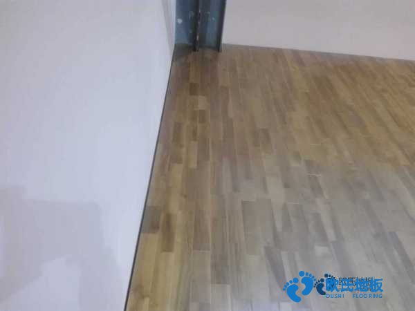 學(xué)?；@球場(chǎng)館地板的生產(chǎn)線