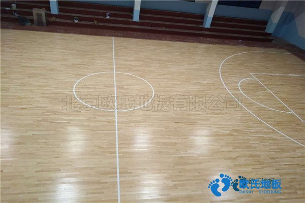 學(xué)?；@球場(chǎng)地木地板優(yōu)點(diǎn)